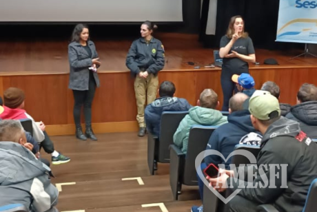 Palestra sobre violência doméstica direcionada à comunidade surda masculina